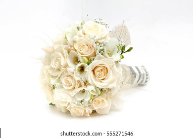 Ramo de novia hecho de rosas blancas aislado sobre un fondo blanco.