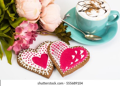 Sarapan romantis hari Valentine. Hati Roti Halia dengan aising. Foto Studio