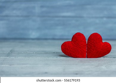 Amor corazones sobre fondo de textura de madera. Concepto de tarjeta de San Valentín. Corazón para el fondo del día de San Valentín.