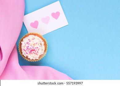 Vältesdag Hannergrond. Vältesdag Kaart a Cupcake mat Kopie Plaz um bloen Hannergrond