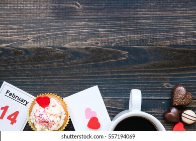 Vältesdag Hannergrond. Vältesdag Kaart, Kaffi, Schockela a Cupcake mat Kopie Plaz um donkelen Hannergrond.
