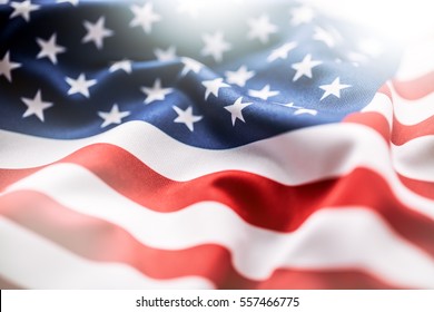 Bendera Amerika melambai tertiup angin.