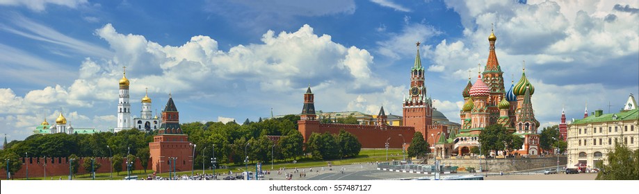 Panoramablick auf den Roten Platz in Moskau, die Türme des Kremls, die Sterne und die Kuranti-Uhr, die Basilius-Kathedrale und der Ivan-Glockenturm. Panorama vom Hotel Russland. Moskau Urlaub Urlaubsreisen Putin Residenz