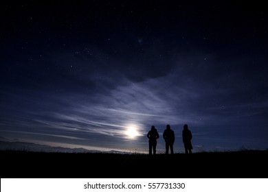 dräi Männer stinn nuets um Hiwwel mam grousse Mound a Stären