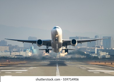 Vliegtuig opstijgen vanaf de luchthaven.