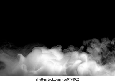 Abstrakter Nebel oder Rauch bewegen sich auf schwarzem Hintergrund