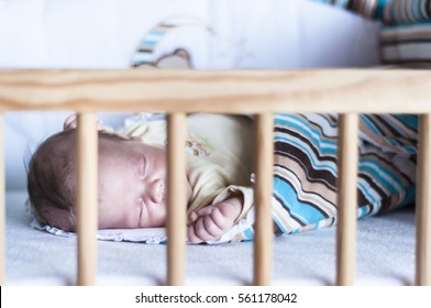 El bebé recién nacido durmiendo en la cuna