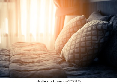 Bettmädchen mit sauberen weißen Kissen und Bettwäsche im Schönheitsraum. Nahansicht. Linsenflair im Sonnenlicht.