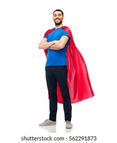 Macht- und Menschenkonzept - glücklicher Mann im roten Superheldenumhang über Weiß