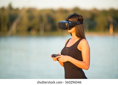 mooie vrouw met virtuele realiteit in buitenpark. VR-headset bril apparaat. natuur buitenshuis achtergrond. mensen technologie concept