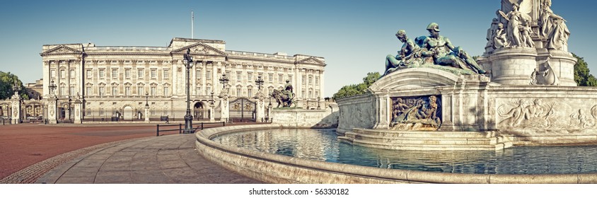 Hình ảnh toàn cảnh Cung điện Buckingham và Đài tưởng niệm Victoria, London. (bên ngoài Cung điện Buckingham)