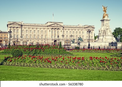 Cung điện Buckingham và Đài tưởng niệm Victoria, London. (bên ngoài Cung điện Buckingham)