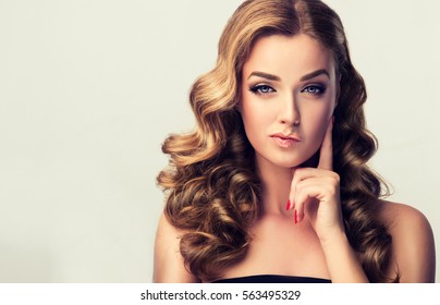 Frunciendo el ceño, pensamiento de incredulidad de la mujer. Chica pensando en algo. Hermosa chica con el pelo rizado con expresiones faciales expresivas