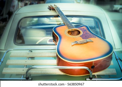 クラシックカーのリアラックにアコースティックギター