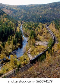 バイカル地方のオルハ川に架かるシベリア横断鉄道
