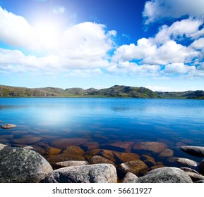 クラウドラインの空の下の青い湖の牧歌