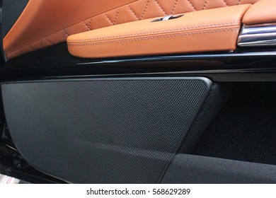 자동차 인테리어 고급 서비스. 자동차 인테리어 세부 정보. 자동차 스피커