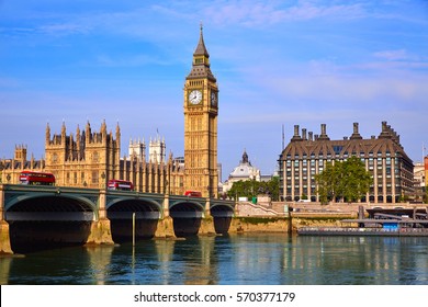 Big Ben Clock Tower en de rivier de Theems in Londen in Engeland
