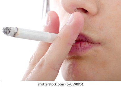 cicatrizarse, de, mujer joven, fumar un cigarrillo