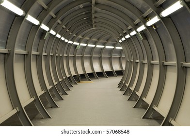 Tunel i bërë nga konstruksion metalik me drita neoni, Aeroporti i Schwechat, Austri