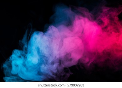 humo de colores sobre fondo negro