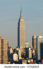エンパイア ステート ビルディングとニューヨーク市マンハッタンのスカイライン、夕暮れ時にハドソン川に反射する高層ビル。