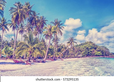 楽園の自然、タイの熱帯のビーチでヤシの木に囲まれたバンガロー。レトロなビンテージ instagram フィルターと夏の旅行の背景。
