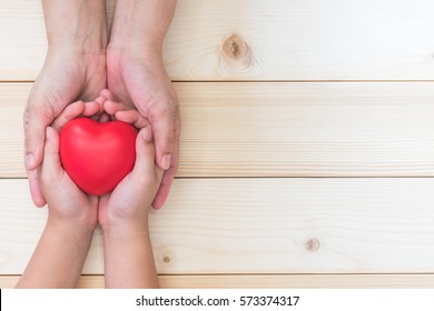 Я люблю тебя, мама, празднование Дня матери с родителями, женщина держит руки маленького ребенка, поддерживая красное сердце, благотворительное пожертвование csr для ухода за детьми и усыновления родителей, концепция семейного здравоохранения