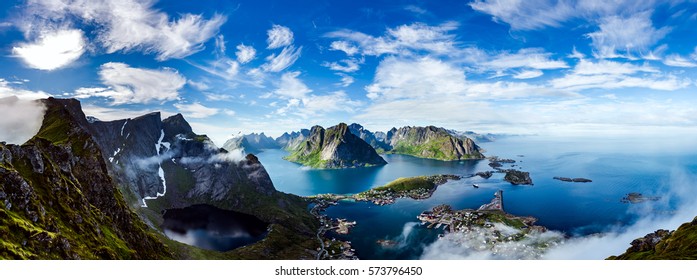 Panorama Lofoten ist ein Archipel in der Grafschaft Nordland, Norwegen. Ist bekannt für eine unverwechselbare Landschaft mit dramatischen Bergen und Gipfeln, offenem Meer und geschützten Buchten, Stränden und unberührtem Land.