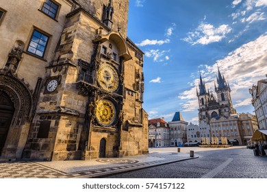La Plaza de la Ciudad Vieja de Praga, República Checa, el amanecer del horizonte de la ciudad en la Torre del Reloj Astronómico nadie vacío