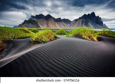Gió lớn gợn bãi biển cát đen. Khung cảnh đẹp như tranh vẽ và tuyệt đẹp. Điểm du lịch nổi tiếng. Vị trí địa danh nổi tiếng mũi Stokksnes, Vestrahorn (Núi Batman), Iceland, Châu Âu. Thế giới làm đẹp.