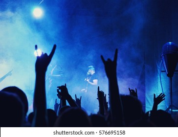 Performance d'un groupe de rock sur scène.