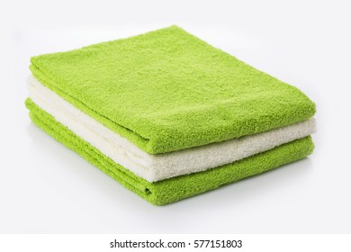 tres toallas. Dos toallas verdes y una blanca. Fondo blanco / tres toallas. Dos toallas verdes y una blanca. Fondo blanco / Nadale
