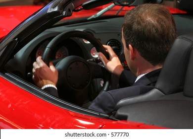 Muž sedící v novém 2006 Viper Dodge, Frankfurtský autosalon