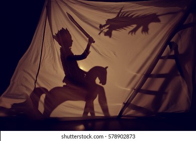 Fabelhaft der Schatten des kleinen Prinzen auf Pferd mit Schwert und Drache. Theater. Kindheit. Geschichte.