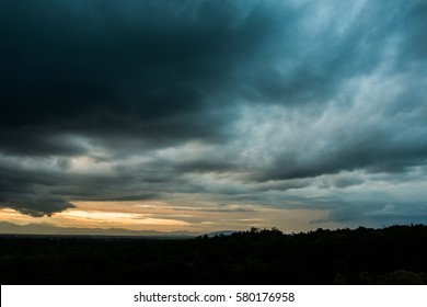 kleurrijke dramatische hemel met wolk bij zonsondergang