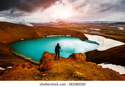 Khung cảnh kỳ lạ của thung lũng địa nhiệt Leirhnjukur. Điểm du lịch nổi tiếng. Khung cảnh ấn tượng và đẹp như tranh vẽ. Vị trí hồ Myvatn, Krafla, Iceland, Châu Âu. Khám phá thế giới của cái đẹp.