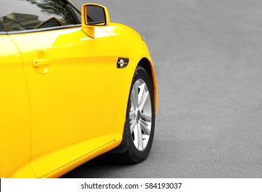道路上の黄色い車のクローズ アップ