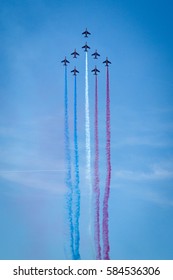 ル・ブルジェ国際航空ショー中にパトルイユ・ド・フランス軍の曲技飛行グループによって作られたジェット機の色付きの痕跡から形成されたフランスの旗