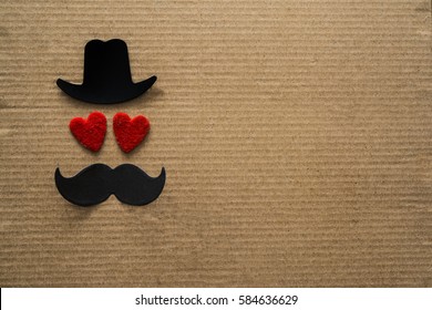 Fondo o tarjeta del día del padre feliz. signo negro de sombrero, bigote y pipa con dos corazones rojos - ojos. espacio de copia vacío para la inscripción.