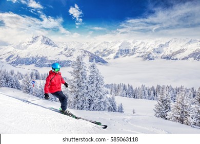 Bomen bedekt met verse sneeuw in de Oostenrijkse Alpen vanaf het skigebied Kitzbuehel - een van de beste skigebieden in de regio met 54 kabelbanen, 170 km geprepareerde skipistes en de plaats van beroemde hahnenkamm-races.