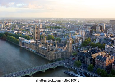 Prachtig panoramisch schilderachtig uitzicht op het zuidelijke deel van Londen vanuit het raam van de wielcabine van de toeristische attractie London Eye: stadsgezicht, Westminster Abbey, Big Ben, Houses of Parliament en de rivier de Theems