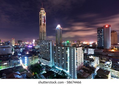 BANGKOK - 11 juni: Een zicht op de nachtstad en het Bayok Sky-hotel van Bangkok op 11 juni 2010. Baiyoke Sky Hotel het hoogste hotel in Zuidoost-Azië en de op twee na hoogste hotelstructuur ter wereld