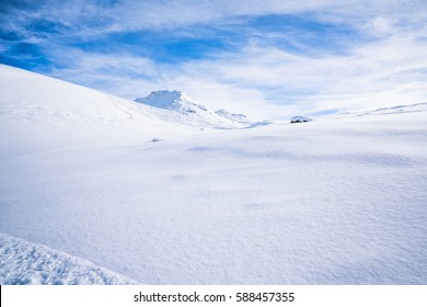Pegunungan Alpen Italia di musim dingin terlihat dari Cime Bianche di resor ski Cervinio, Italia