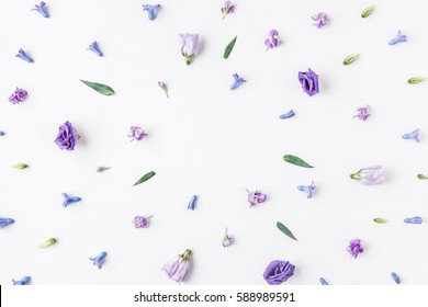 Composición de flores. Marco hecho de varias flores de colores sobre fondo blanco. Plano, vista superior