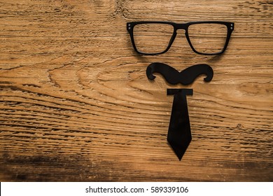 黒のネクタイとメガネは、コピー スペースを持つ木製の背景にあります。幸せな父の日のアイデア、サイン、シンボル、コンセプト。ウッド テクスチャ背景。
