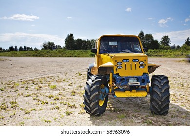 Ein umgebauter Monstertruck steht gefährlich am Rand eines Abhangs.