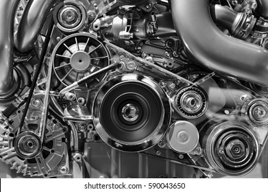 Motor van een auto, concept van moderne voertuigmotor met metaal, chroom, kunststof onderdelen, zware industrie, zwart-wit