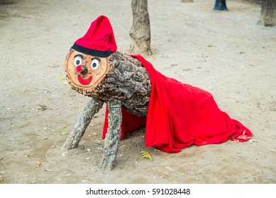 Mascota navideña de madera roja del Tio de Nadal en Barcelona