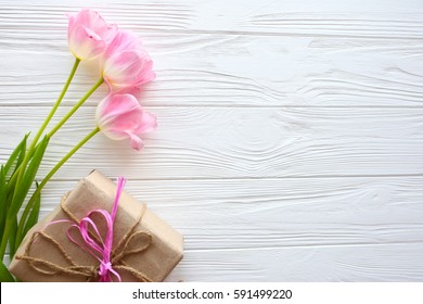 Día de la madre, día de la mujer. tulipanes, regalos sobre fondo de madera